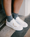 Sneakers in pelle con catenina decorativa