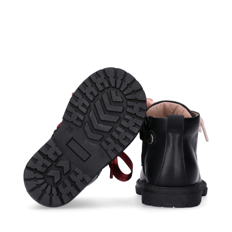 Stivaletti da bambina con doppio laccio