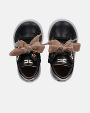 Sneakers da bambina con doppio laccio e logo in strass