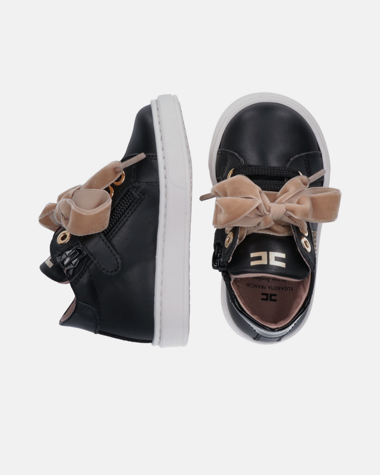 Sneakers da bambina con doppio laccio e logo in strass