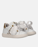 Sneakers in pelle logata con inserti a contrasto e lacci in raso