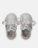 Sneakers in pelle logata con inserti a contrasto e lacci in raso