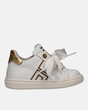 Sneakers in pelle logata con inserti a contrasto e lacci in raso