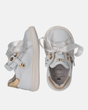 Sneakers in pelle logata con inserti a contrasto e lacci in raso