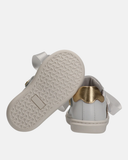 Sneakers in pelle logata con inserti a contrasto e lacci in raso