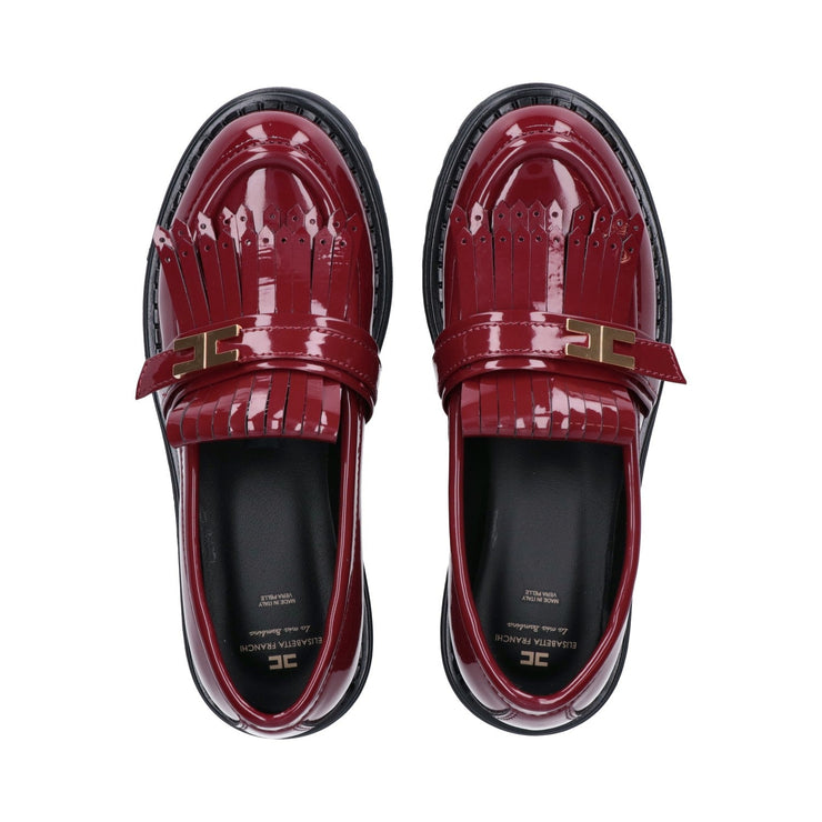 Mocassini in vernice con frange e logo dorato