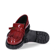 Mocassini in vernice con frange e logo dorato