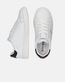 Sneakers in pelle sintetica con lacci