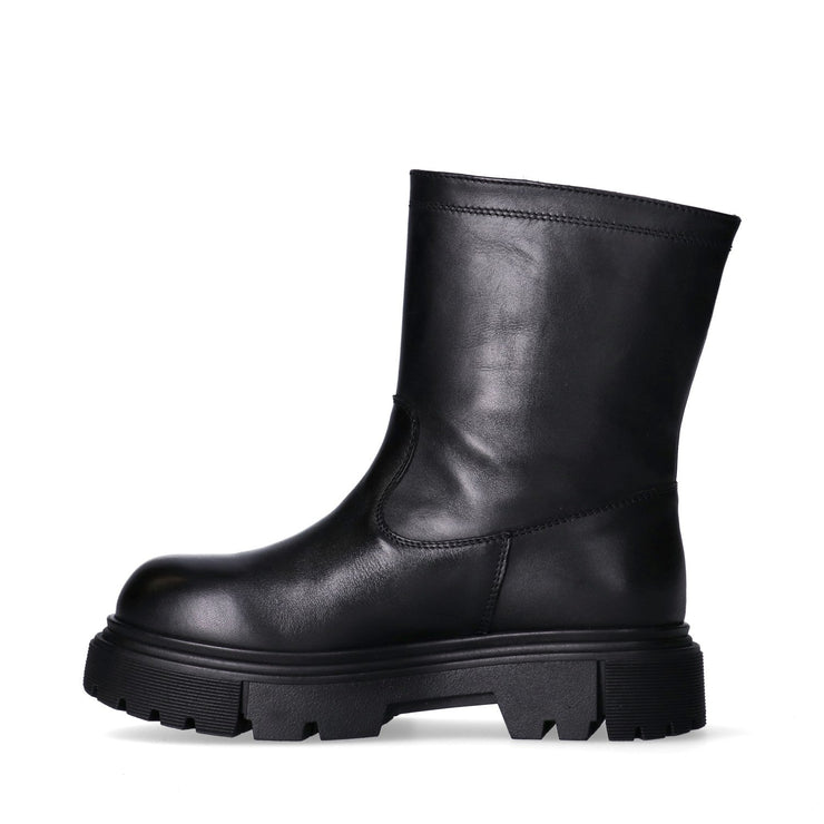 Anfibi da ragazza con borchie decorative