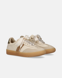 Sneakers da ragazza Morelli in pelle beige con inserti in crosta color sabbia, dettaglio micro catena laterale color bronzo, tallone in pelle oro e lacci in raso, suola in gomma antiscivolo color ambra, stile sportivo ed elegante.