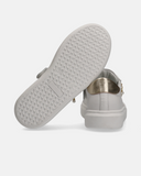 Sneakers in pelle con catenina decorativa