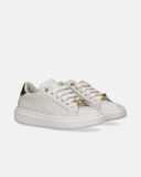 Sneakers da ragazza Morelli in pelle bianca con accessori gioiello inseriti come passalacci, inserto metallizzato sul tallone, chiusura con lacci e zip interna e fondo chunky in gomma bianca, stile elegante e versatile.