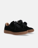 Sneakers ragazza Morelli in camoscio nero con lacci, pon pon e suola a contrasto
