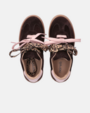 Sneakers bambina con doppio laccio e cuciture decorative