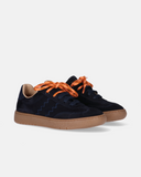 Sneakers ragazza Morelli in camoscio blu con doppio laccio arancio e cuciture decorative