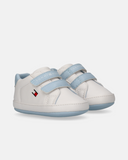 Scarpine da neonato bianche con finiture azzurre, doppio cinturino a strappo e logo laterale, suola morbida.