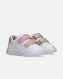 Sneakers da bambina bianche con doppio cinturino rosa e tallone rosa, suola bianca spessa.