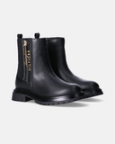 Stivaletti Chelsea Tommy Hilfiger da bambina con inserto elastico, zip interna, lettering laterale e fondo carrarmato.