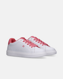 Sneakers da bambina bianche con lacci rosa e tallone rosa, suola bianca piatta.