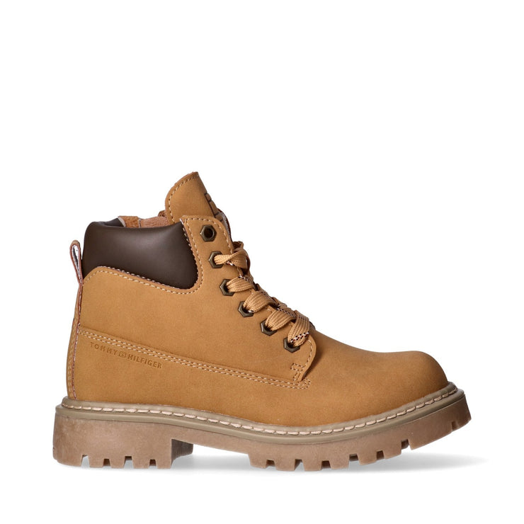 Scarponcini con suola carrarmato brandizzata