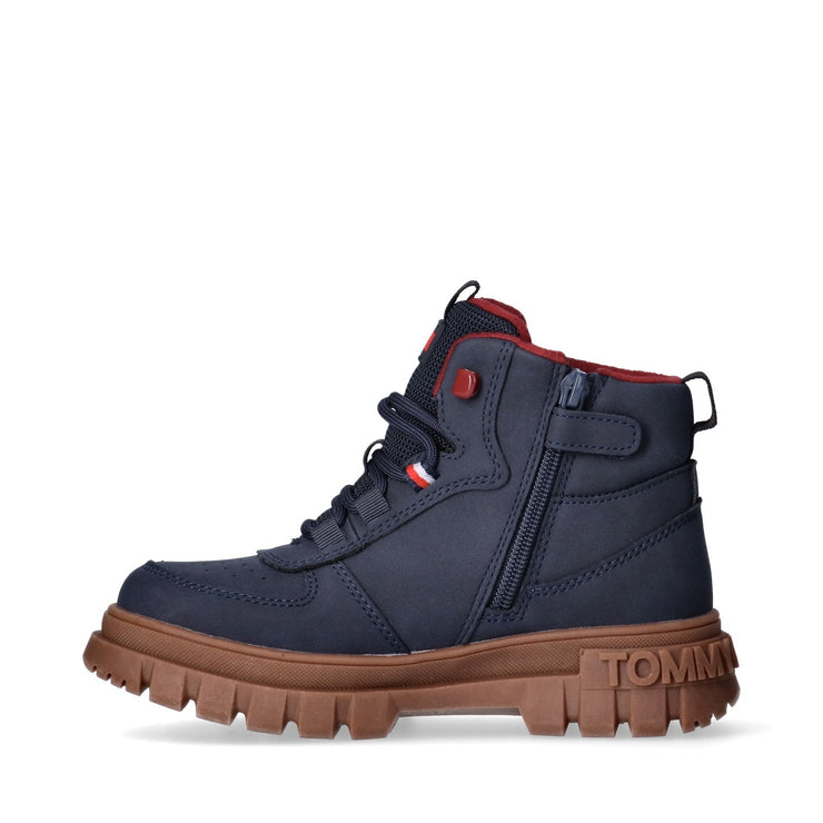 Scarponcini con suola carrarmato e branding