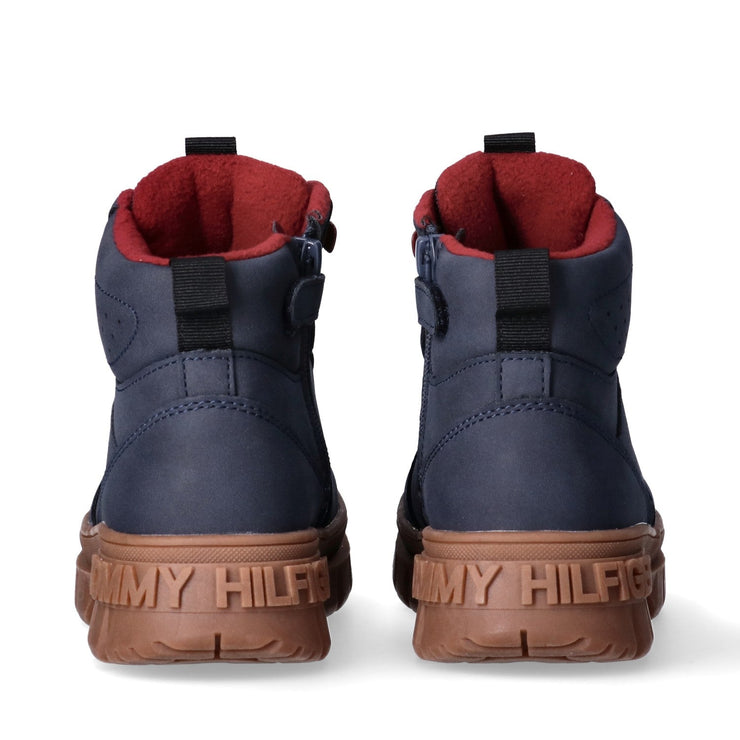 Scarponcini con suola carrarmato e branding