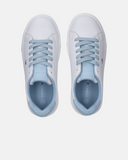 Sneakers minimal con dettagli pastello e flag