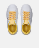 Sneakers minimal con dettagli a contrasto e flag