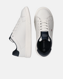 Sneakers iconiche con flag laterale e dettagli a contrasto
