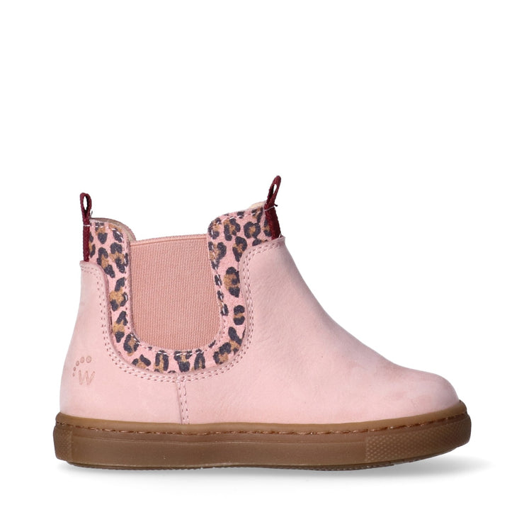 Stivaletti in pelle con inserti elastici e dettagli animalier.