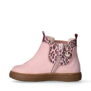 Stivaletti in pelle con inserti elastici e dettagli animalier.