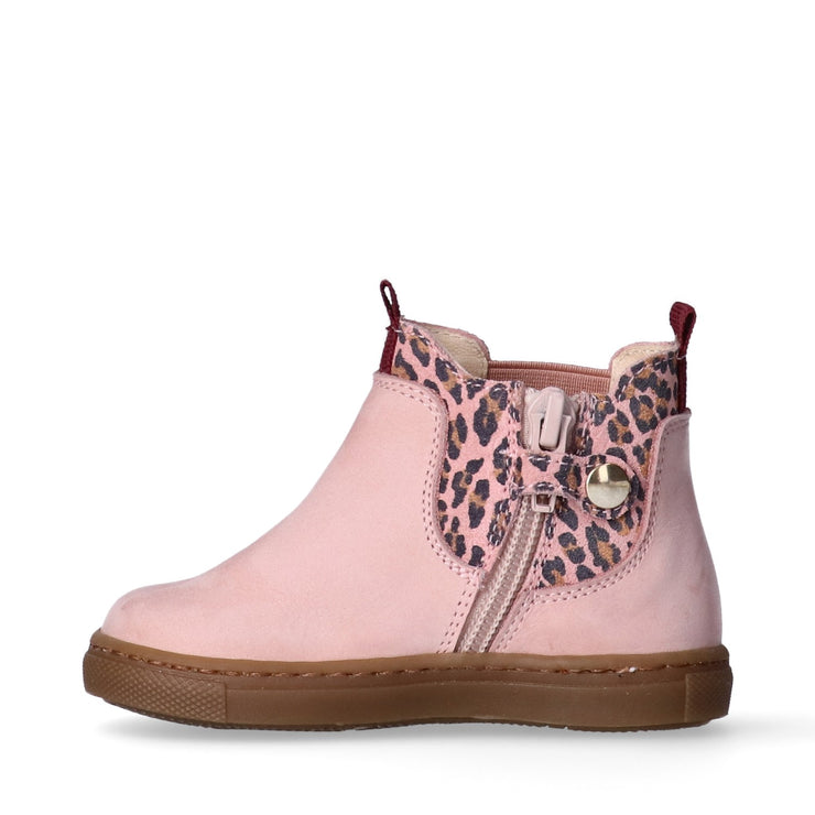 Stivaletti in pelle con inserti elastici e dettagli animalier.