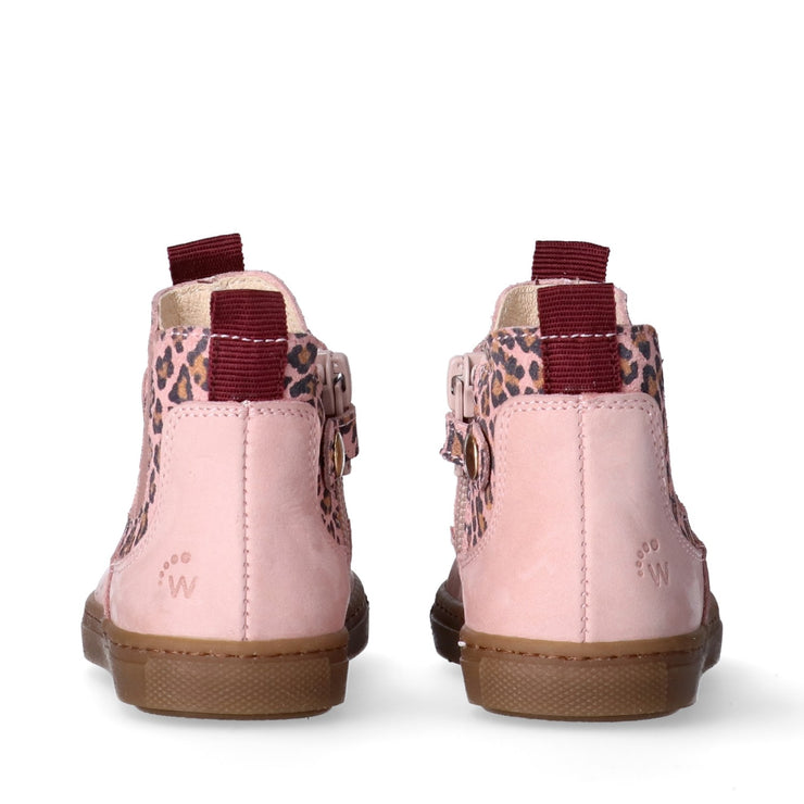 Stivaletti in pelle con inserti elastici e dettagli animalier.