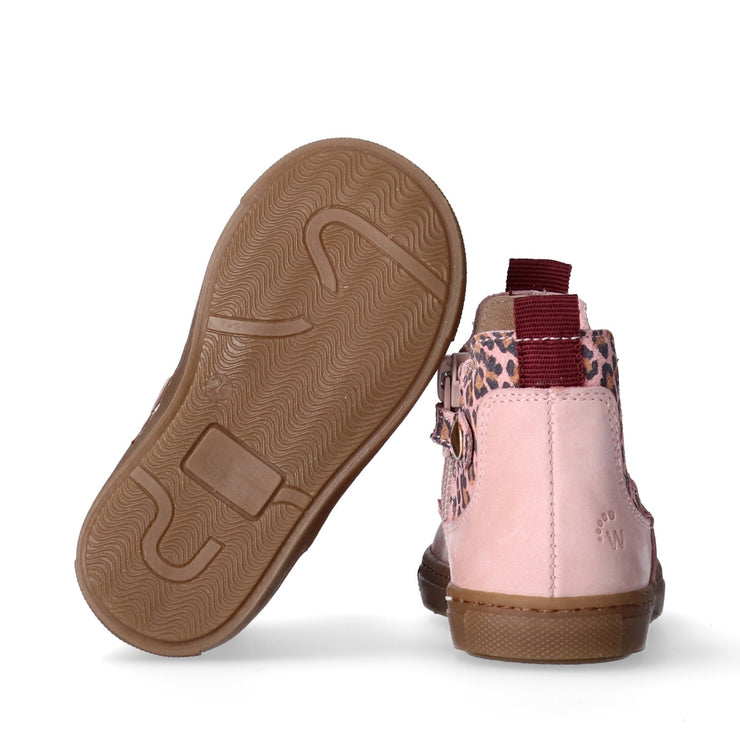 Stivaletti in pelle con inserti elastici e dettagli animalier.