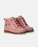 Scarponcini da bambina rosa Walkey in pelle con fiorellini ricamati, lacci e zip interna.