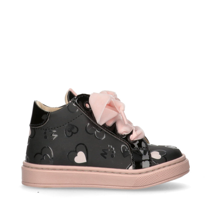 Sneakers da bambina con cuoricini a contrasto