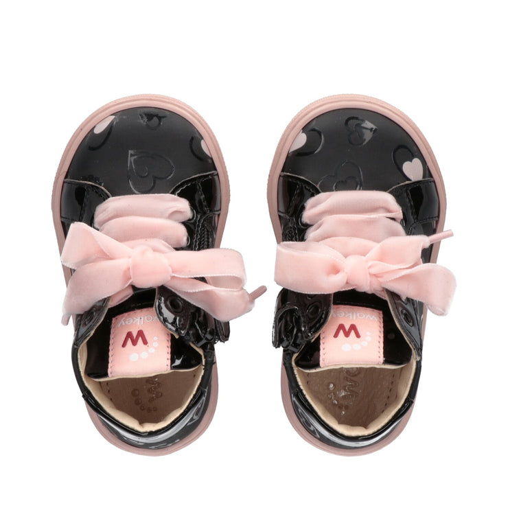 Sneakers da bambina con cuoricini a contrasto