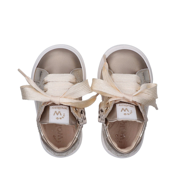 Sneakers da bambina con cuori ricamati e zip interna