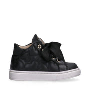 Sneakers da bambina con cuori ricamati e zip interna