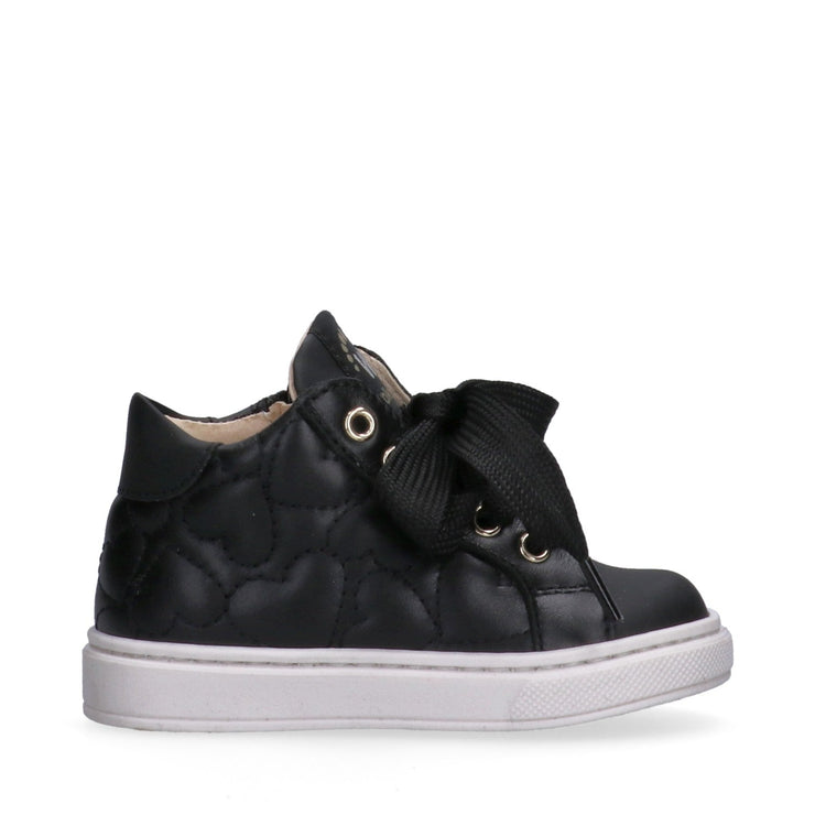 Sneakers da bambina con cuori ricamati e zip interna