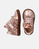 Sneakers bambina in vernice con glitter e fiocco gioiello