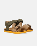 Sandali primi passi da bambino in camoscio beige e verde con fondo giallo