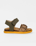 Sandali color block in camoscio con fondo colorato