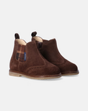 Stivaletti da bambino marroni Walkey con elastico scozzese e zip interna.