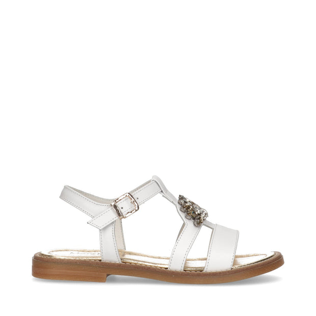 Leather sandals with bright accessory