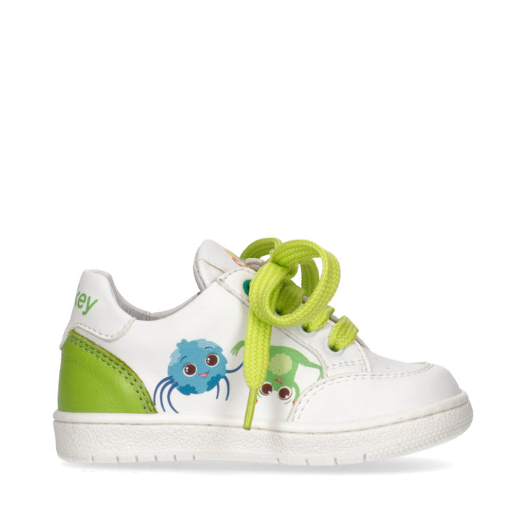 Children's sneakers with colored laces