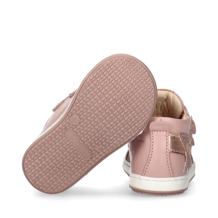 Sneakers da bambina con strappi e stella