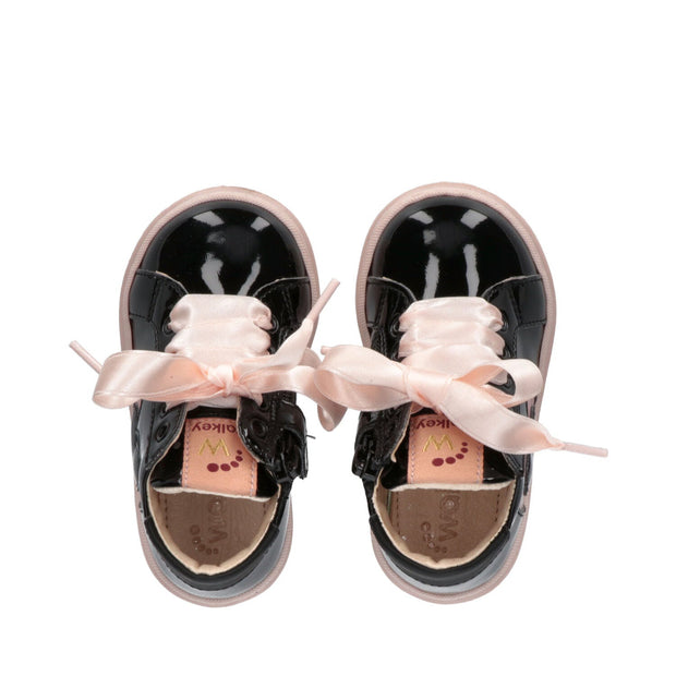 Sneakers da bambina con lacci in raso e cuore