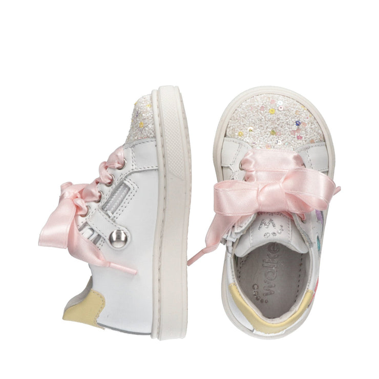 Sneakers da bambina in pelle cuori glitterati e lacci raso