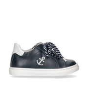 Children's sneakers with nautical style laces